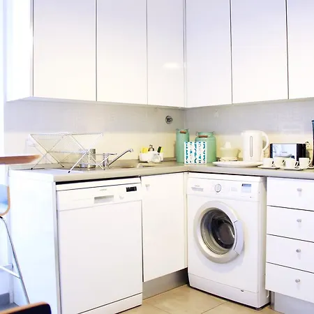 Joivy Modern 1-bed With Terrace, Moments From Sao Bento Palace Apartment Lissabon