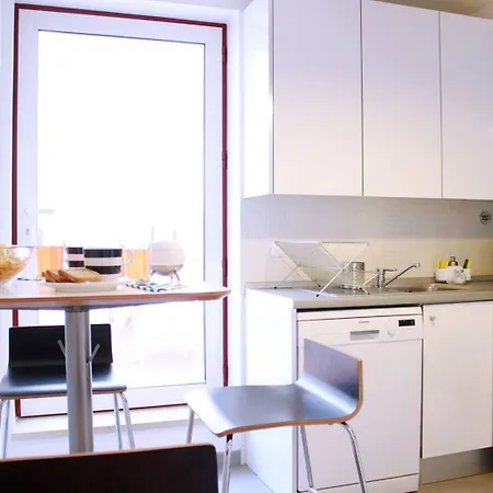 Joivy Modern 1-bed With Terrace, Moments From Sao Bento Palace * Lissabon