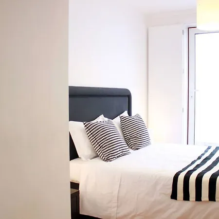 Joivy Modern 1-bed With Terrace, Moments From Sao Bento Palace Apartment *