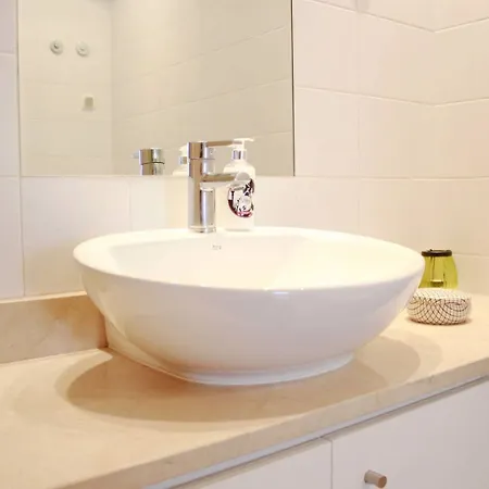 Apartment Joivy Modern 1-bed With Terrace, Moments From Sao Bento Palace *