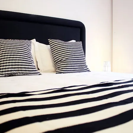 Joivy Modern 1-bed With Terrace, Moments From Sao Bento Palace * Lisboa